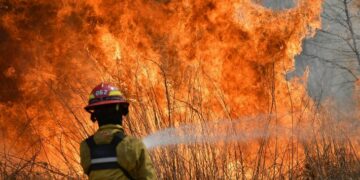 Controlan incendio, pero advierten que se mantiene «el riesgo extremo»