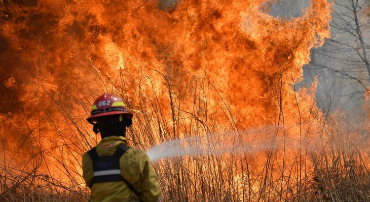 Controlan incendio, pero advierten que se mantiene "el riesgo extremo" Controlan incendio, pero advierten que se mantiene "el riesgo extremo"