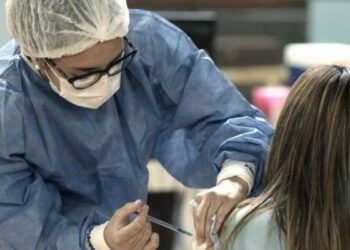 Los médicos llaman a la gente a aceptar la mezcla de vacunas