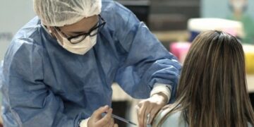 Los médicos llaman a la gente a aceptar la mezcla de vacunas
