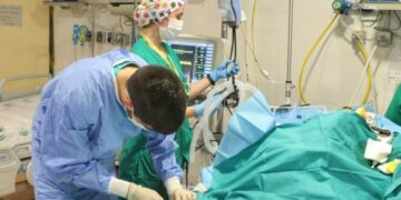 Los casos de coronavirus se redujeron más del 85% en trece semanas
