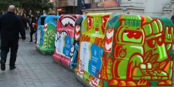 Artistas intervienen contenedores de residuos