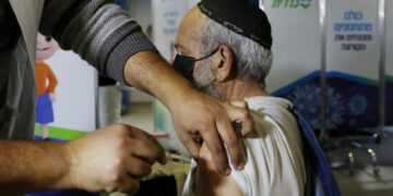 Israel triplica las muertes y apuesta todo a la tercera dosis