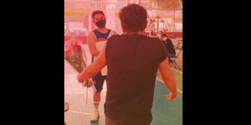 Le declaró su amor al chico que le gustaba en un centro de vacunación