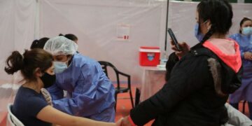 Implementan descuentos y promociones en consumos para jóvenes vacunados