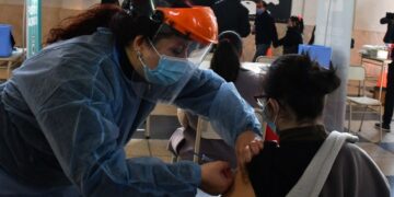 Córdoba aceptó combinar dosis para completar los esquemas