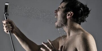 Un médico dejó de bañarse hace cinco años y reveló los beneficios que consiguió