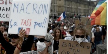 Crece el número de franceses que rechazan el pase sanitario