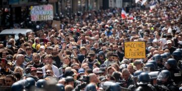 Masivas protestas en Francia contra el certificado de vacunación