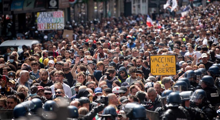 Masivas protestas en Francia contra el certificado de vacunación