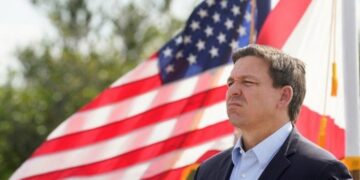 Florida explota de casos pero el gobernador se resiste al barbijo