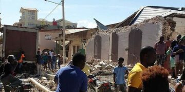 Al menos 304 muertos y cientos de heridos y desaparecidos por el sismo