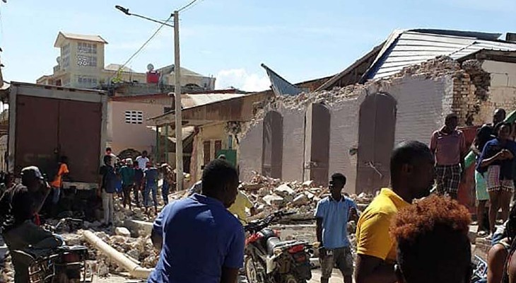Al menos 304 muertos y cientos de heridos y desaparecidos por el sismo