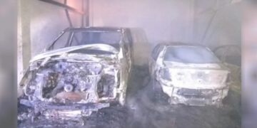 Un incendio destruyó seis autos en una playa de estacionamiento