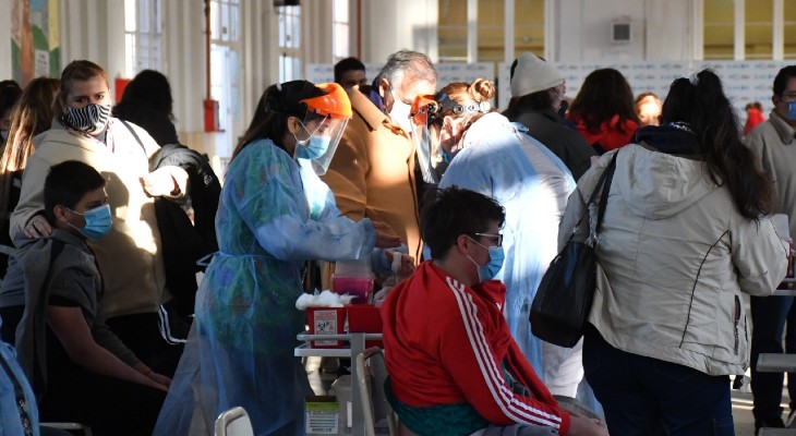Masiva inmunización a menores de 18 años en toda la Argentina