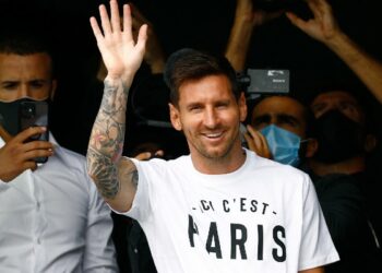 Lionel Messi acordó con el PSG y viajó a París para firmar contrato