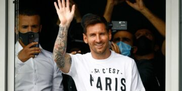 Lionel Messi acordó con el PSG y viajó a París para firmar contrato