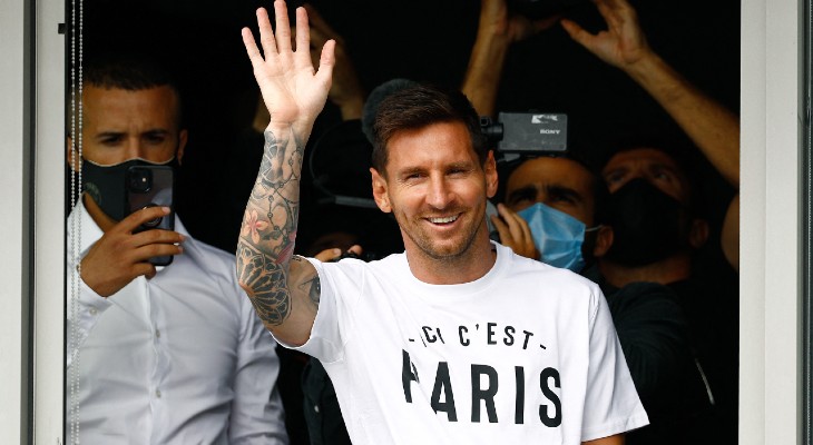 Lionel Messi acordó con el PSG y viajó a París para firmar contrato