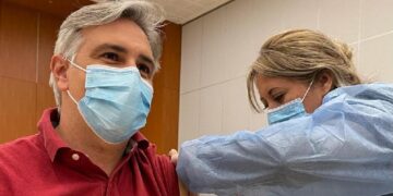 Quitarán incentivos económicos a municipales que eviten vacunarse