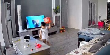 Un niño destruyó el televisor para ayudar al superhéroe de una serie