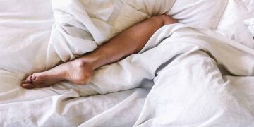 Explican por qué algunas personas se destapan un pie mientras duermen