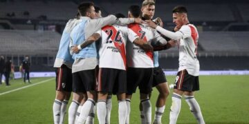 River derrotó a Aldosivi y se prendió en la pelea