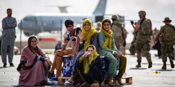 Miles de afganos asedian el aeropuerto de Kabul para salir del país