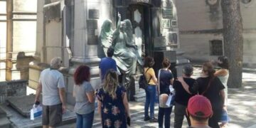 Suman intérpretes en Lengua de Señas en visitas guiadas al cementerio