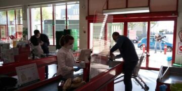 Desde el lunes, los supermercados podrán atender hasta las 21