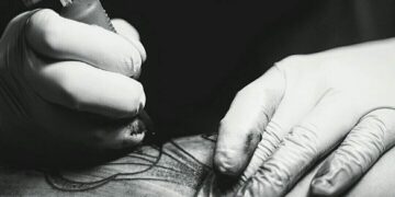 Para vengarse de su infidelidad, le regaló un tatuaje sorpresa” a su novio