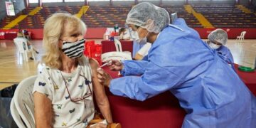 El 77% de los grupos de riesgo ya se inmunizó con ambas dosis