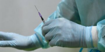 Gestionan la donación de 400 mil dosis de vacunas de Astrazeneca