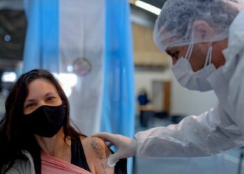 Estudian en la UNC la efectividad de combinar vacunas