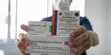 Deciden si combinarán vacunas
