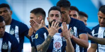 Talleres le ganó a Racing y trepó a la cima del campeonato