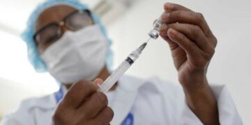 Crece la polémica global por la tercera dosis de la vacuna