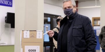 El presidente emitió su voto en la sede de la UCA