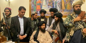 Entre combates, los talibán avanzan en formar Gobierno