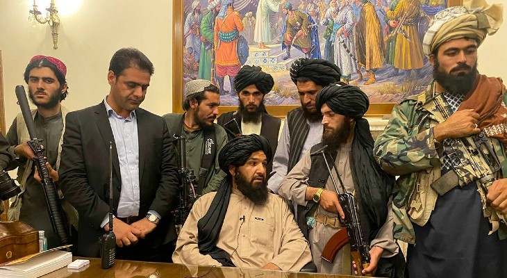 Entre combates, los talibán avanzan en formar Gobierno