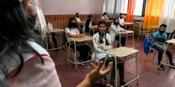 Docentes llaman a movilizarse por mejoras laborales