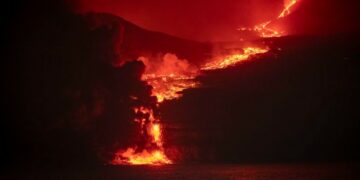 La lava del volcán de La Palma entra en contacto con el mar