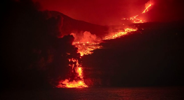 La lava del volcán de La Palma entra en contacto con el mar
