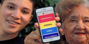 Creó una aplicación junto a su abuela para cuidar adultos mayores