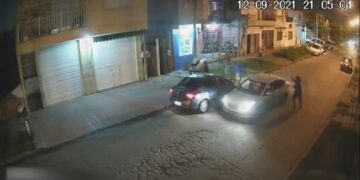 Fue a mostrarle su auto nuevo a su familia y se lo robaron