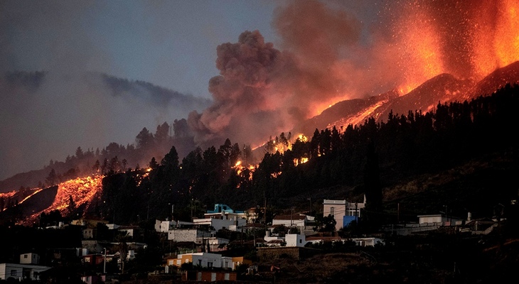 Aumentan las explosiones en el volcán de La Palma y ordenan más evacuaciones