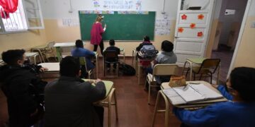 Establecen los detalles de los protocolos para la presencialidad plena