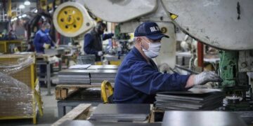 La industria se contrajo luego del fuerte repunte de junio