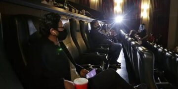 Entró al cine y encontró a su esposo con la amante