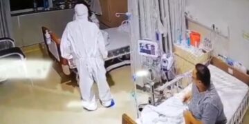 Confundió a un enfermero con un fantasma y su reacción se volvió viral