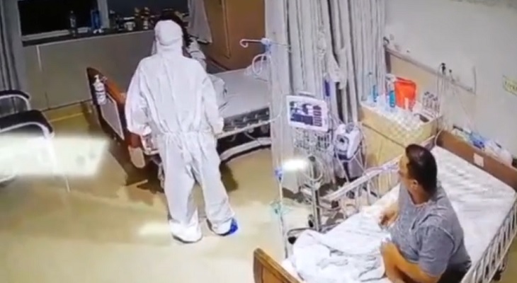 Confundió a un enfermero con un fantasma y su reacción se volvió viral